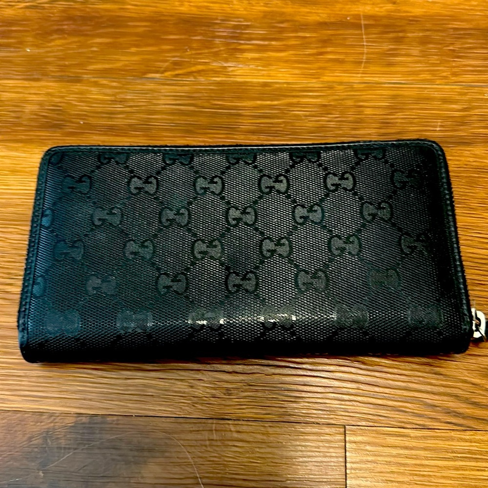 Gucci zip around wallet